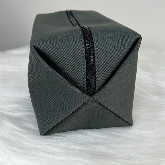 NWT Coach Fragrance Green Toiletry Pouch, Cosmetics Bag, Makeup Bag, Travel Bag - Picture 4 of 12